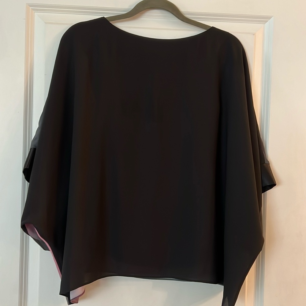 Frank Lyman Stylish cape style pullover/satin trim on "Kimono" sleeve top Size 8 - Picture 4 of 7